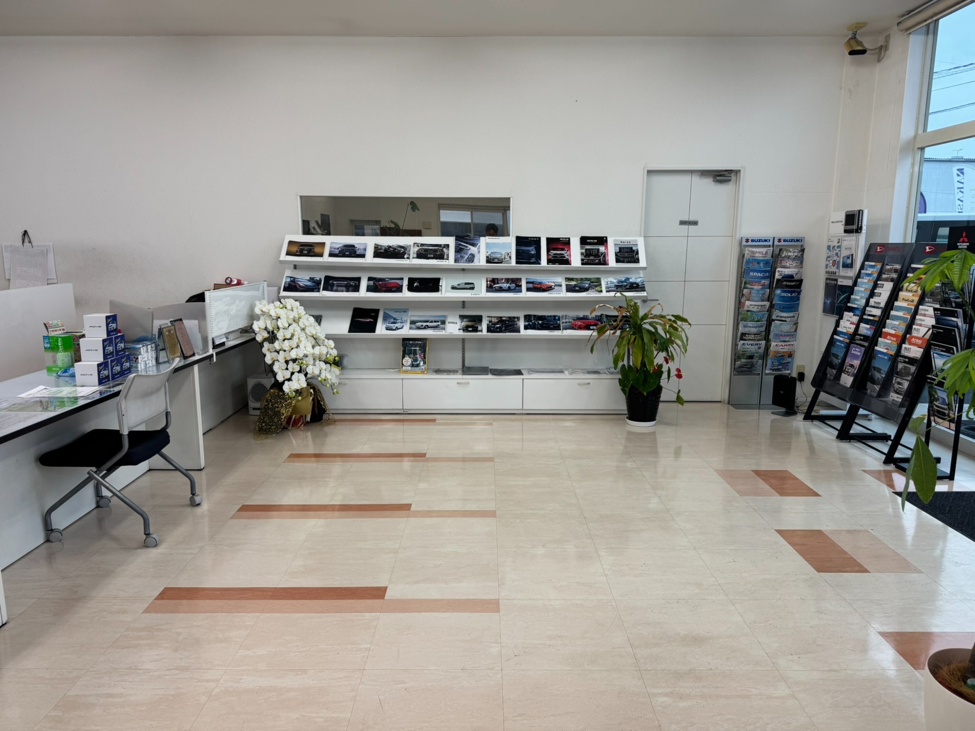 中島自動車の店舗・商談スペース